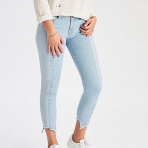 AMERICAN EAGLE cropped Light wash jeans size 0